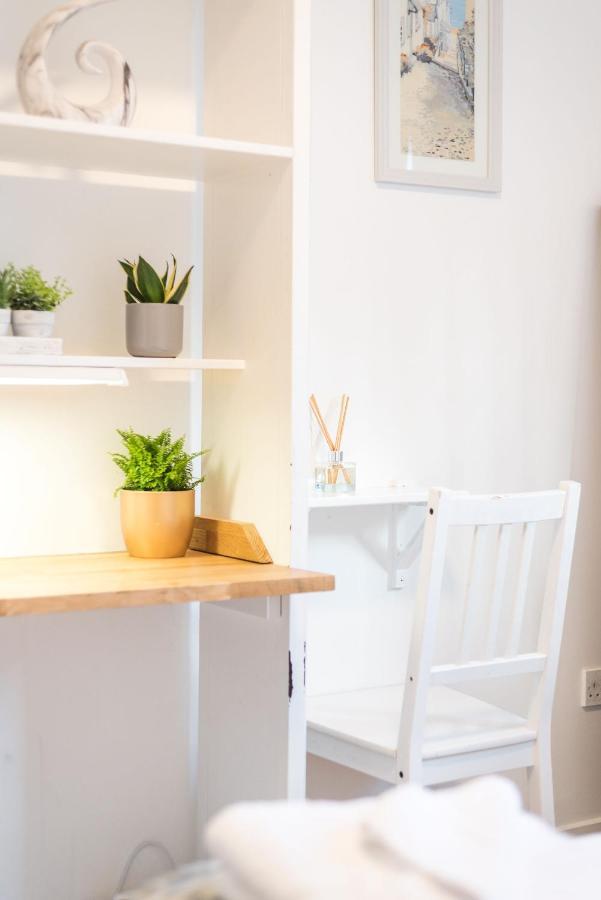 Modern Spacious 3 Bedroom City Centre Apartment - Free Parking - Private Balcony Edimburgo Esterno foto