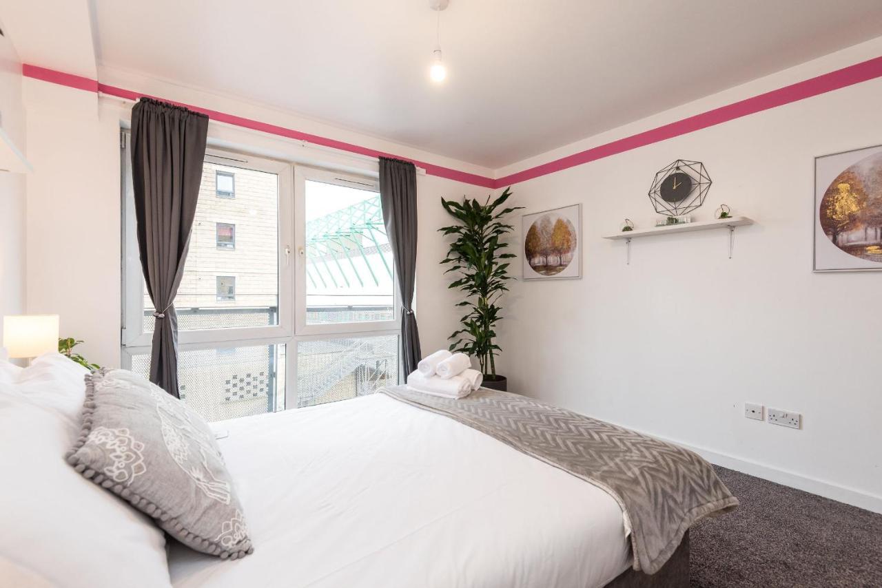 Modern Spacious 3 Bedroom City Centre Apartment - Free Parking - Private Balcony Edimburgo Esterno foto