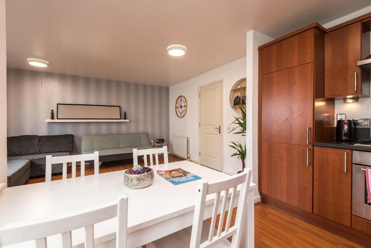 Modern Spacious 3 Bedroom City Centre Apartment - Free Parking - Private Balcony Edimburgo Esterno foto